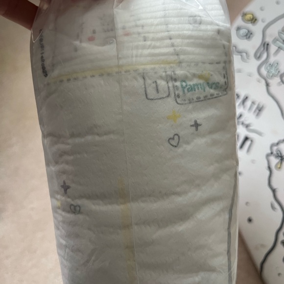 Size one pampers diapers - Picture 2 of 2